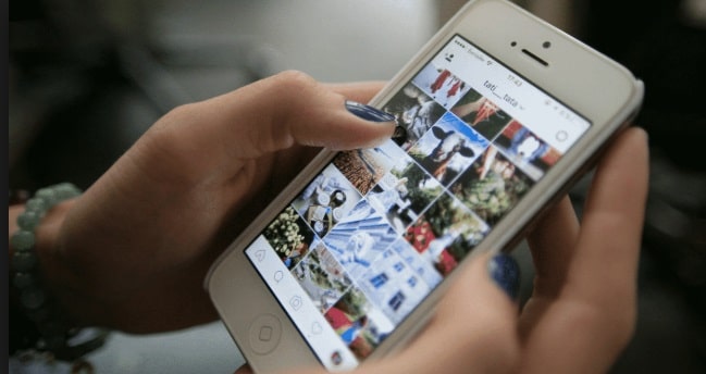 Электроника: человек с мобильным телефоном iPhone.